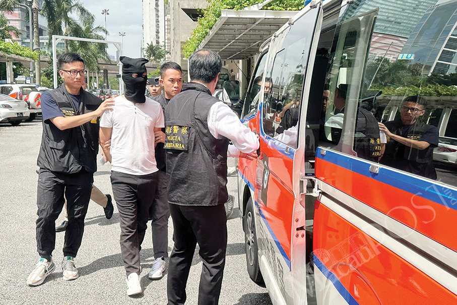 Police nab people-smuggling gang’s kingpin in connection with 4 cases