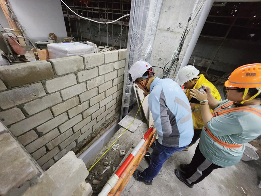 Worker falls from 3rd-floor of building on construction site in Areia Preta