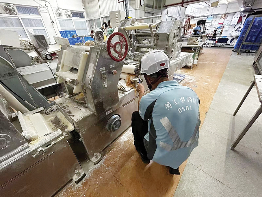 Mainland man’s left forearm trapped  in machine when working