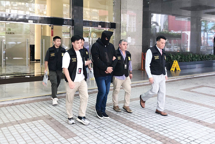 Police bust Brazilian drug mule, 2 mainland drug suspects