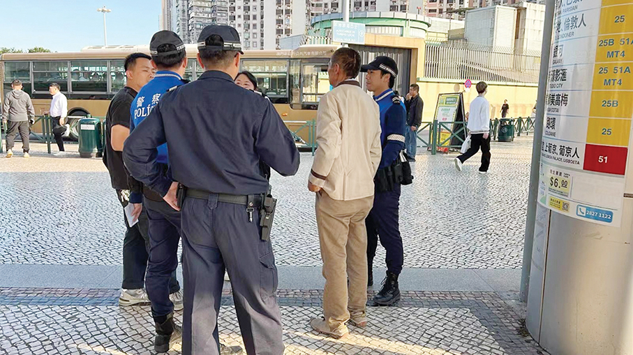 Customs officers nab man climbing border fence to enter Macau