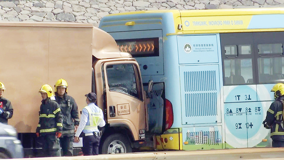 Lorry causes chain-reaction crash on Friendship Bridge, 11 hurt