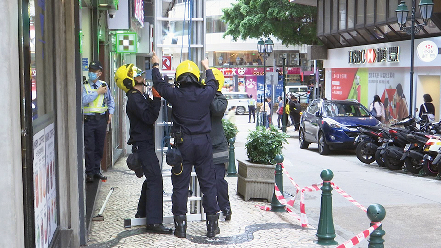 Girl hit by falling concrete in Calçada de S. João