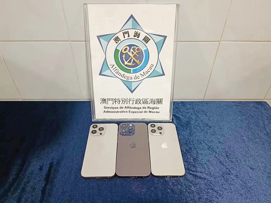 Mainlander sells fake phones in main street: Customs