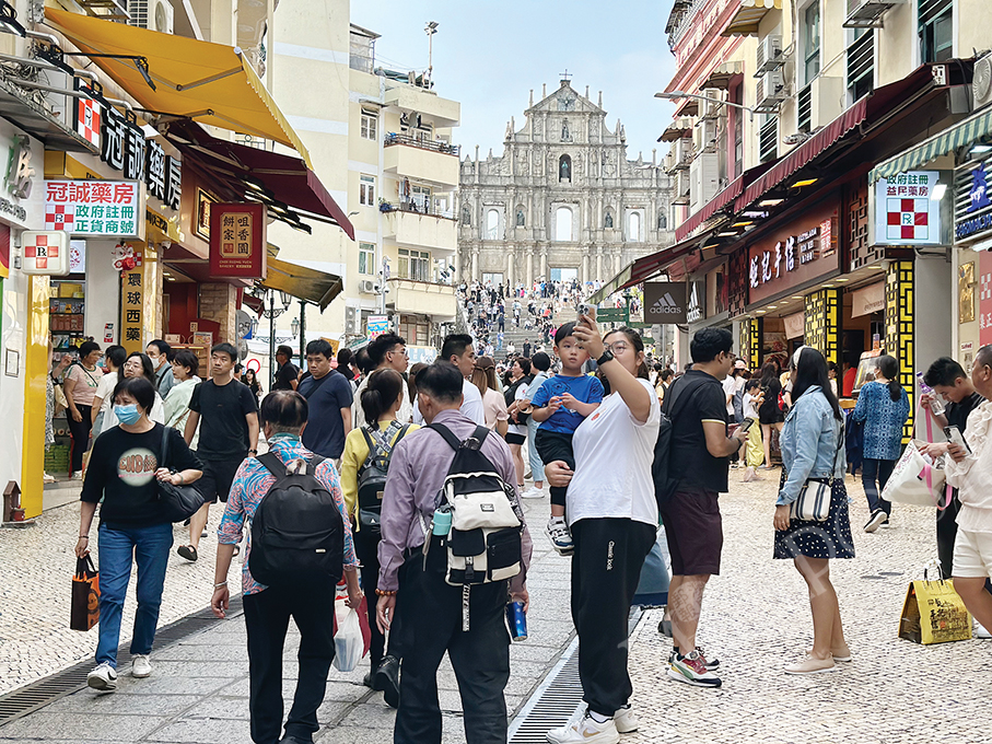 Heavy rain changes consumption patterns over May Day holiday: civic leaders 