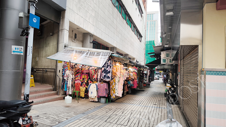 Lawmakers pass bill on street vendor stalls