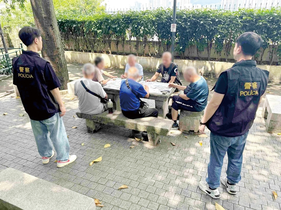 Police fine 9 men for poker gambling in Luís de Camões Garden