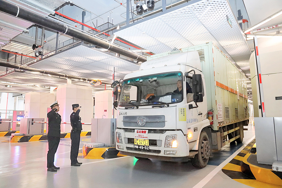 Hengqin checkpoint’s clearance for lorries resumes Sunday: Macau customs 