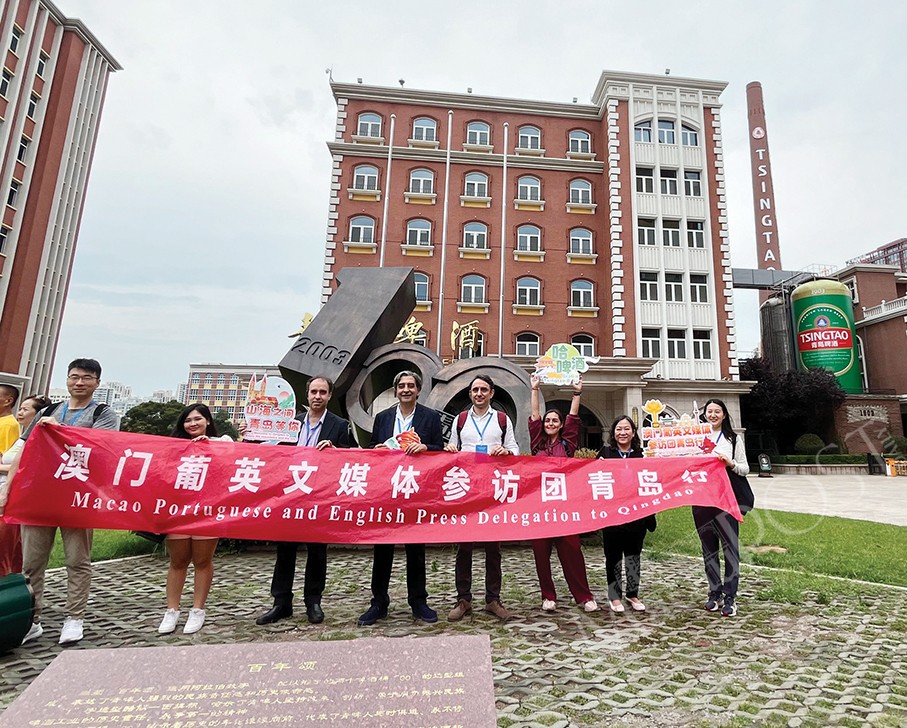 Local journalists visit world-famous Tsingtao Brewery 