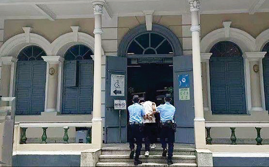 Vietnamese caught red-handed  taking ice in Iao Hon: police