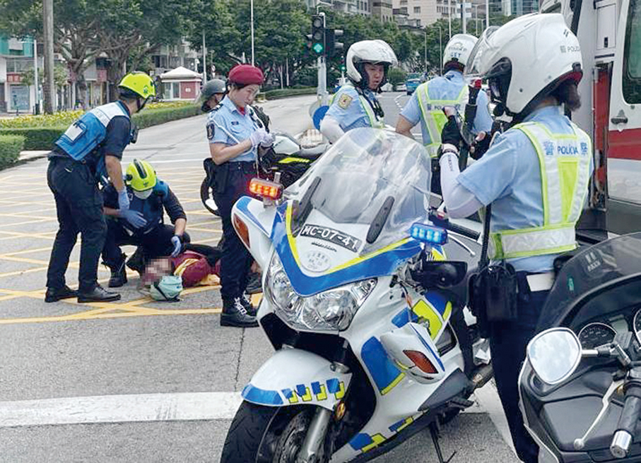 2 motorbikes crash in Nam Van, involving traffic cop