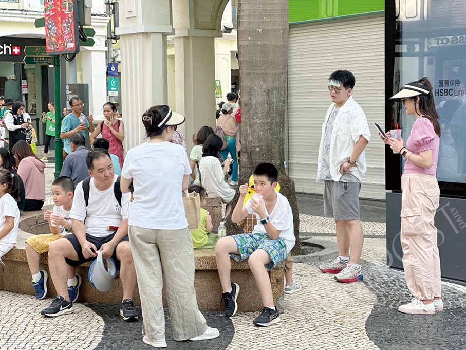 Locals & tourists share plight of ‘extremely hot’ weather