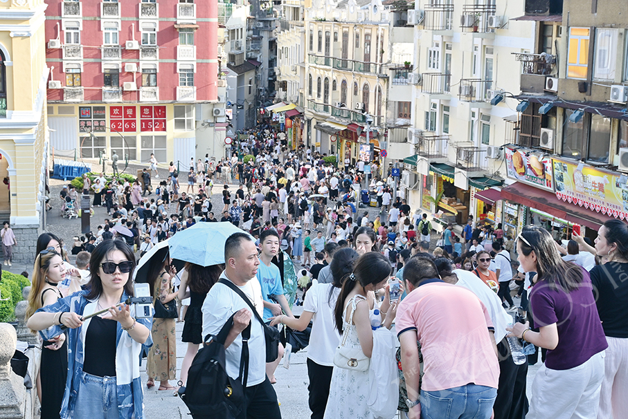 Foreign visitors talk about their experiences getting around Macau: vox pop