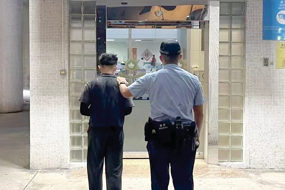 Local man steals mooncakes from supermarket: police