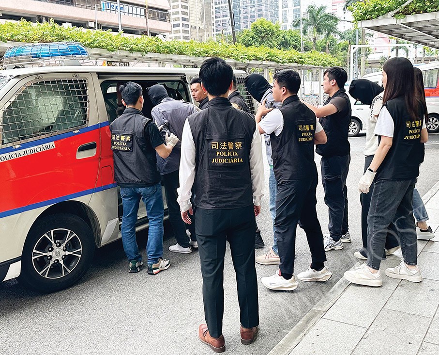 Police bust currency exchange gang, involving HK$5 million