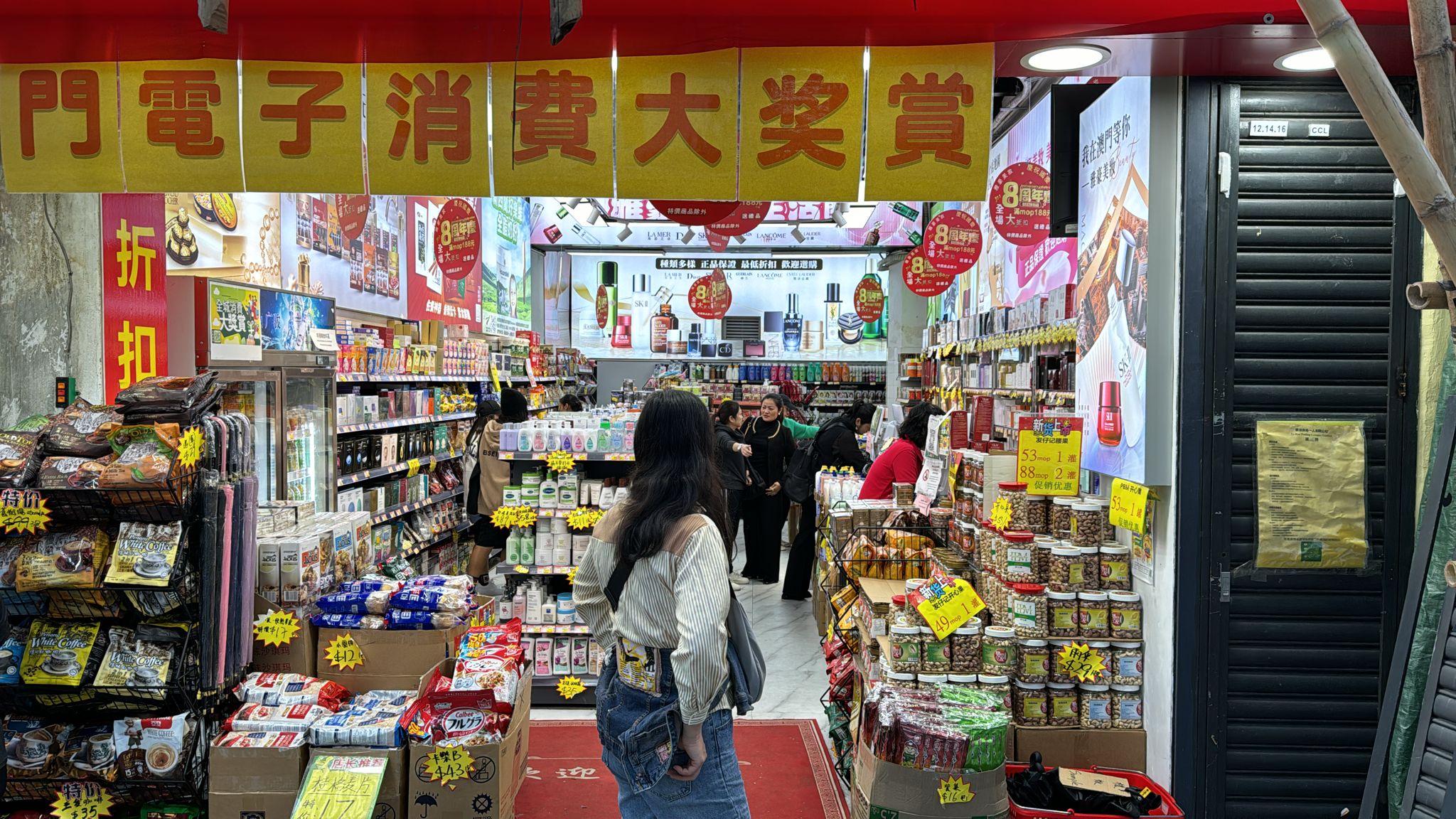 Macau's value of retail sales drops 16.0 pct in Jan-Oct 