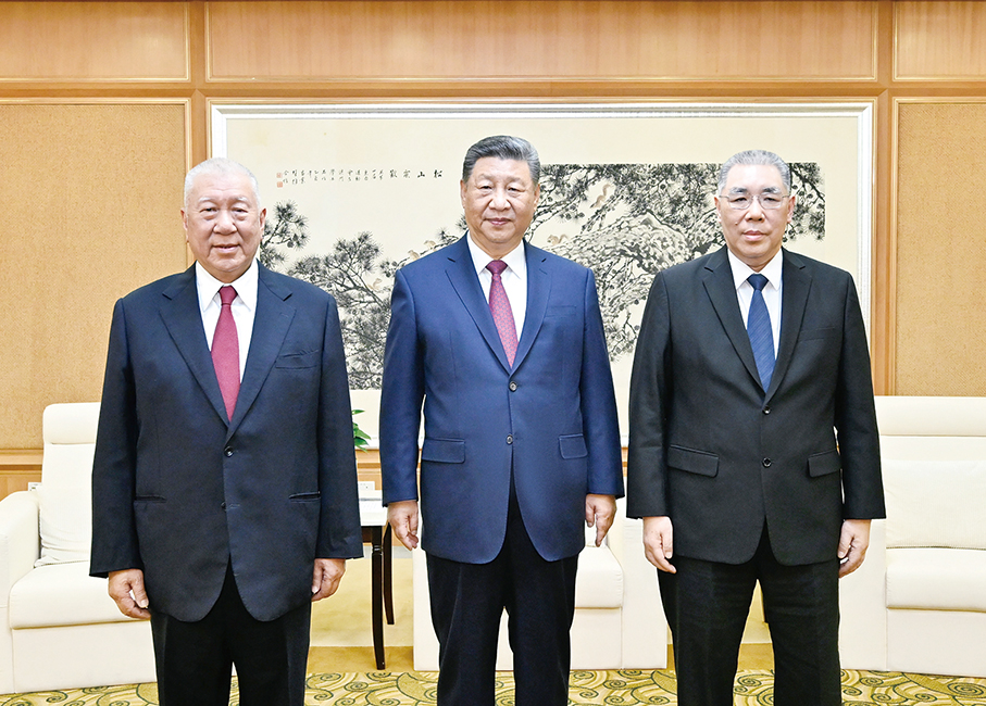 Xi meets former chief executives