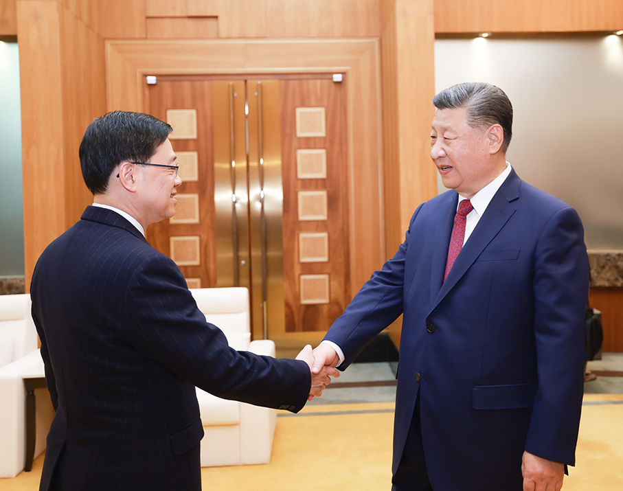 Xi meets HKSAR CE John Lee in Macau