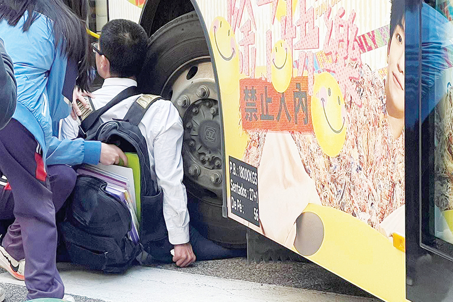 Student on zebra crossing run over by bus in Iao Hon