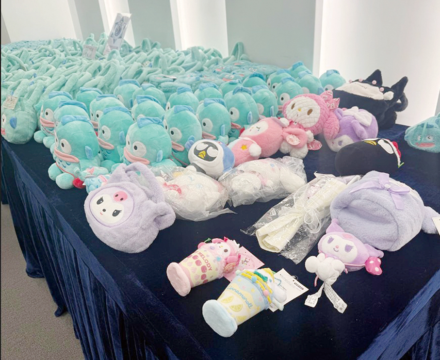 Customs busts 4 claw machine shops for offering fake stuffed toys worth 110,000 patacas