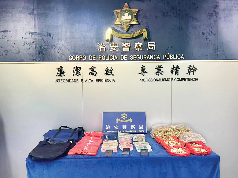 Mainland quartet scam local senior with TCM: police