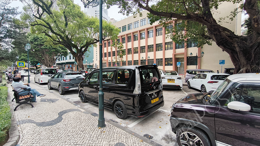 Govt starts to lengthen street parking spaces for cars