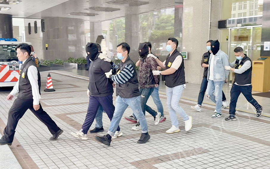 Police bust 4 illegal currency exchange dealers