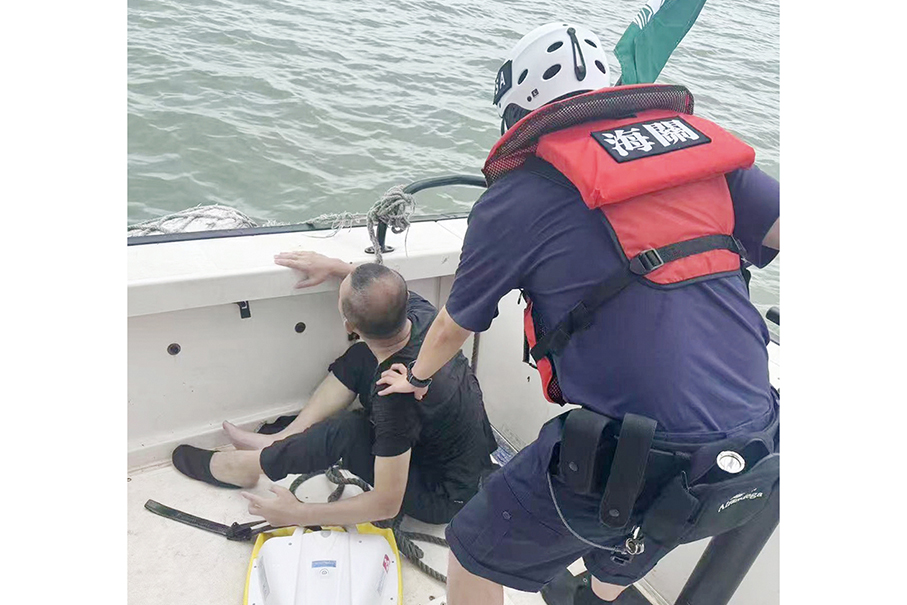 Customs nabs man illegally entering Macau with swimming kickboard 