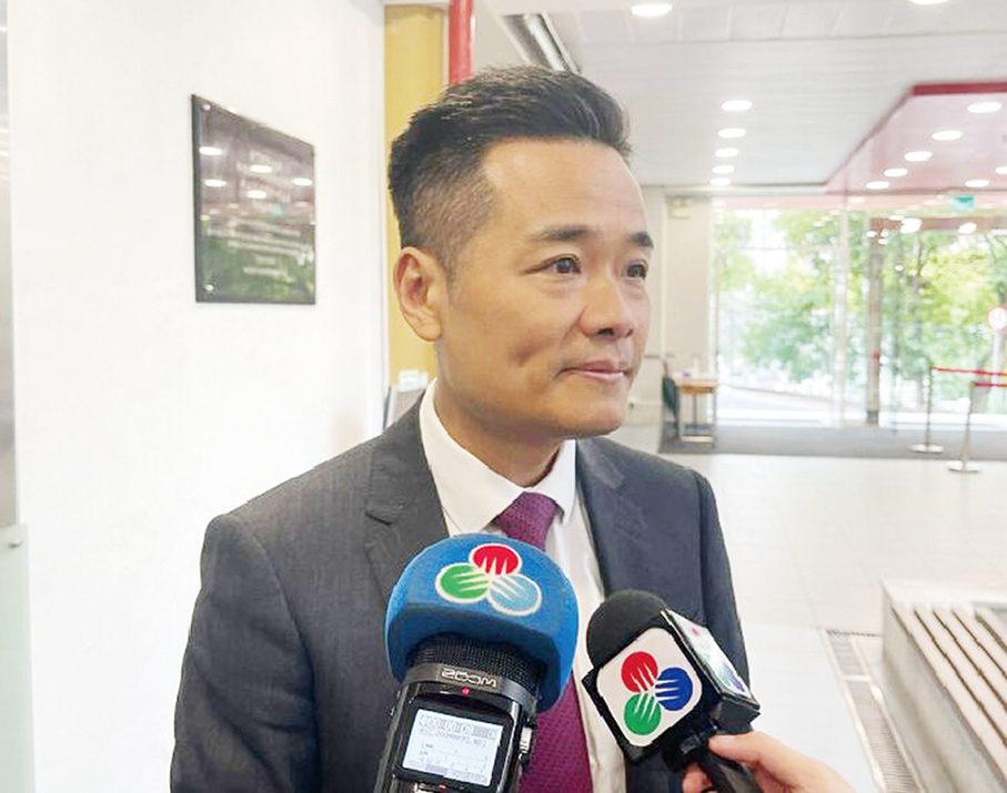 Govt mulls expanding smoking ban to more outdoor areas:  health chief