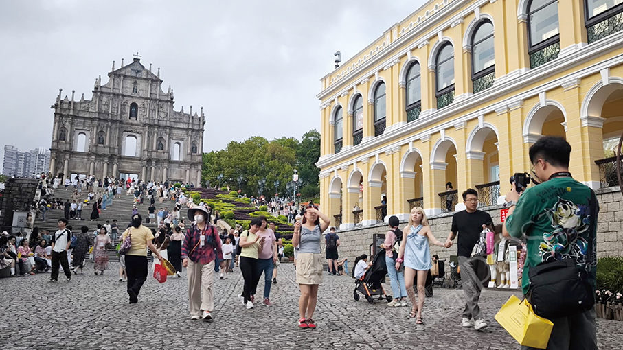 May Day visitors rise 42 pct in first 4 days