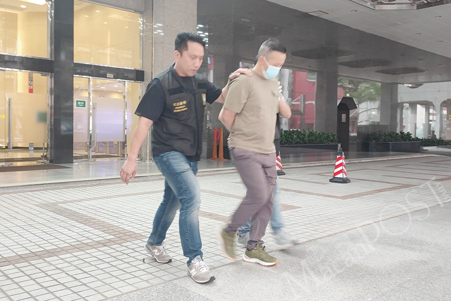 Man pretends to be police, blackmails prostitute into paying 3,000 patacas