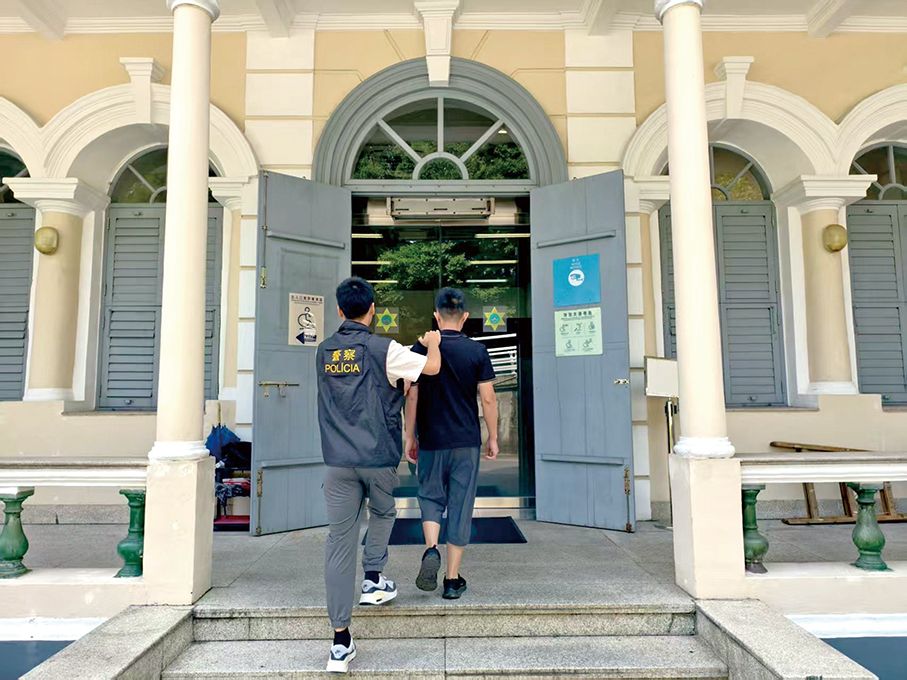 Police arrest mainlander for sexually harassing girl