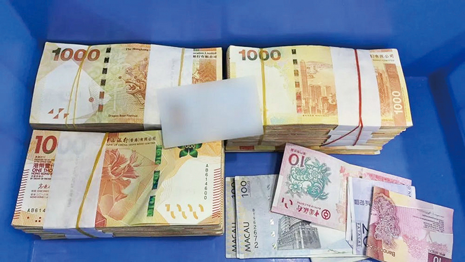 Gongbei Customs busts 2 smugglers, seizing HK$1.4 million in cash & 216 iPhones