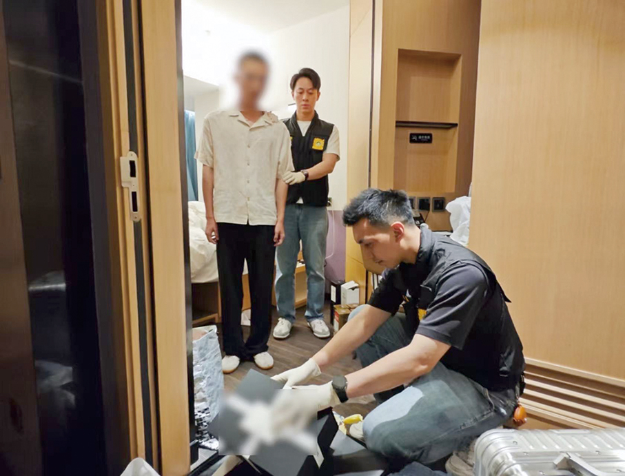 Police nab mainlander for using bogus credit cards