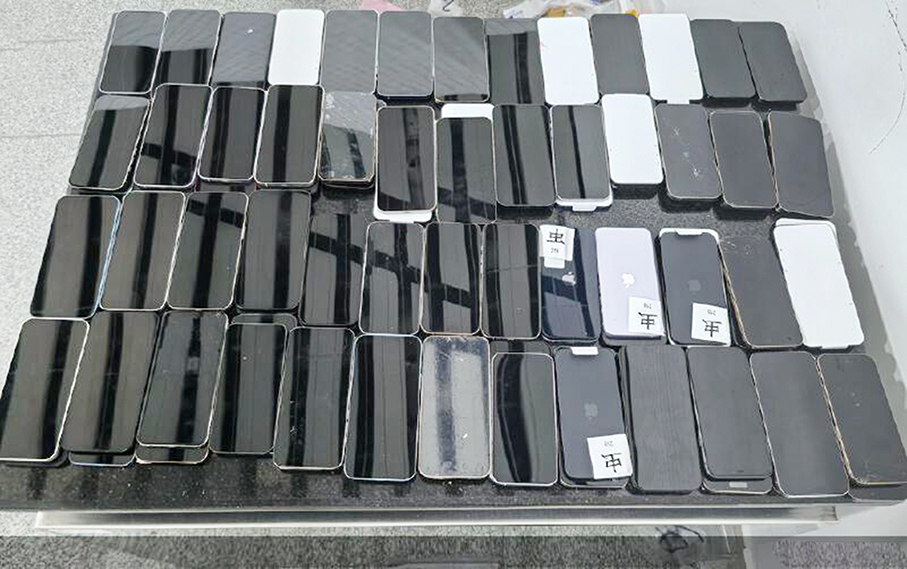 Hongkonger smuggles 88 used phones in paint bucket: Gongbei Customs