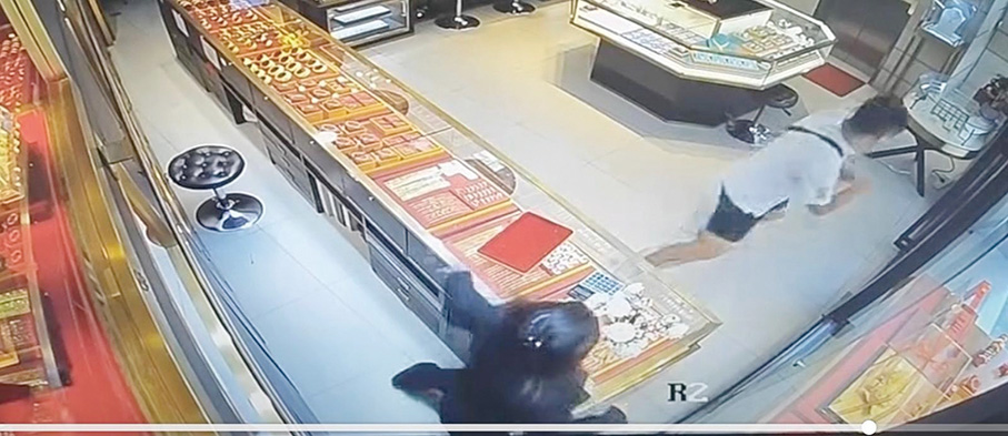 Mainlander grabs gold chain from local jewellery, nabbed in Zhuhai 3 hours later