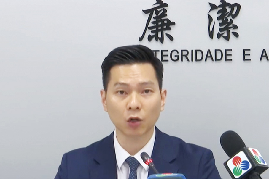 Home-alone boy falls from kitchen window – mother & maid arrested for abandonment 