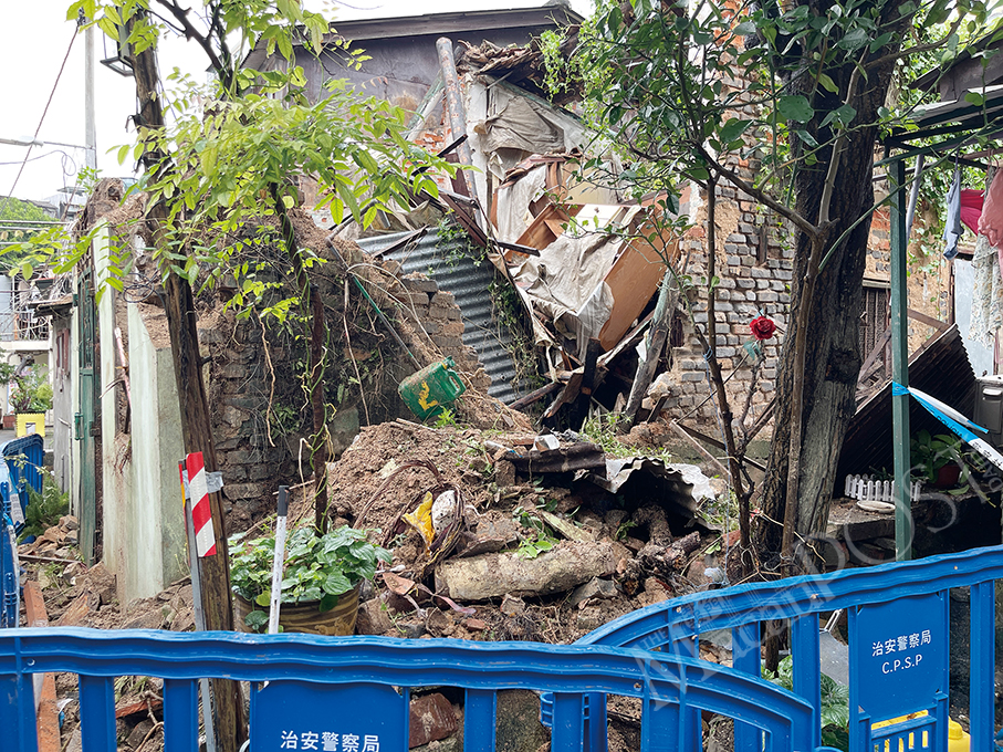 Heavy rain damages old house in Chi Lam Village