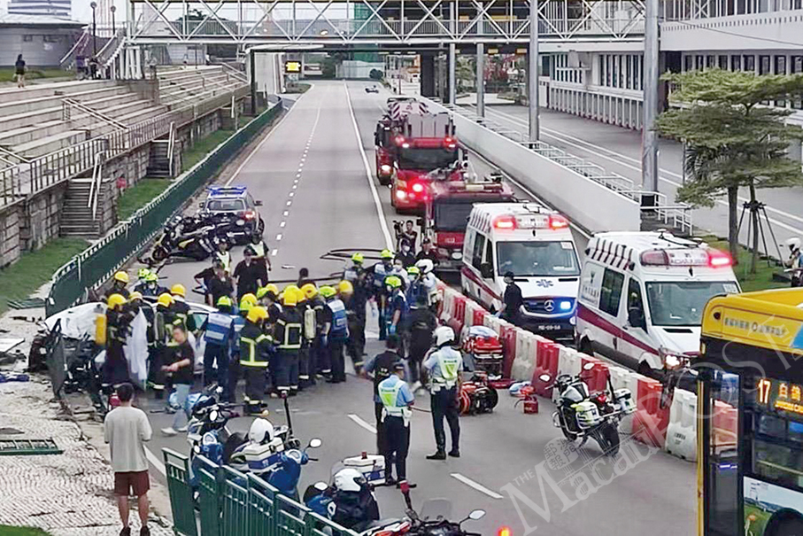 Overloaded car crashes on Avenida da Amizade, driver & 3 passengers die