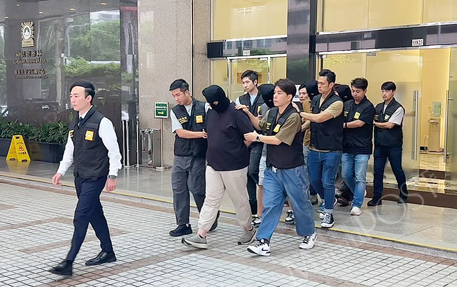 Police bust currency exchange gang, involving HK$300 million