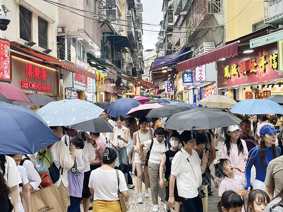 Frequent showers, occasional thunderstorms lie ahead: Macau observatory (SMG) 