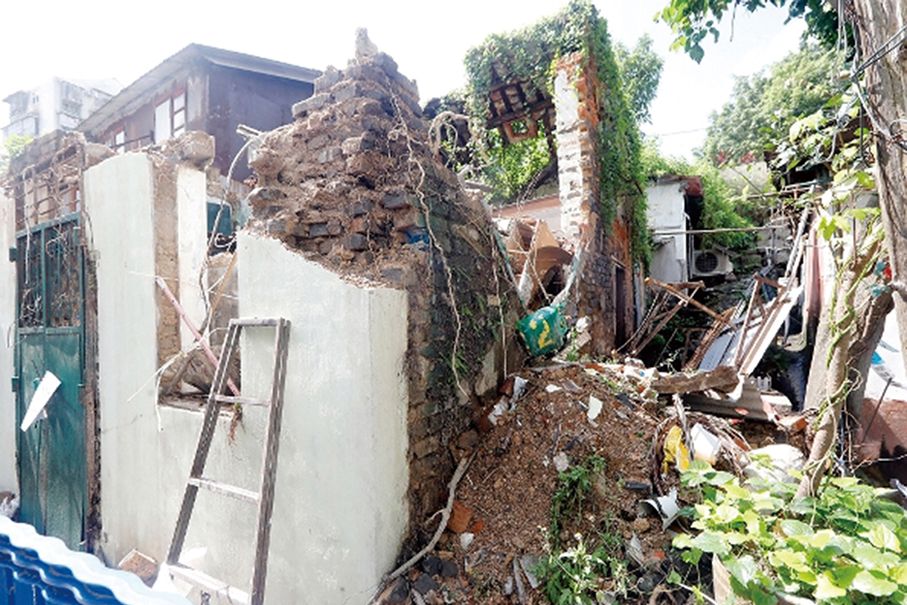 Govt demolishes collapsed house in Macau peninsula's Chi Lam Village