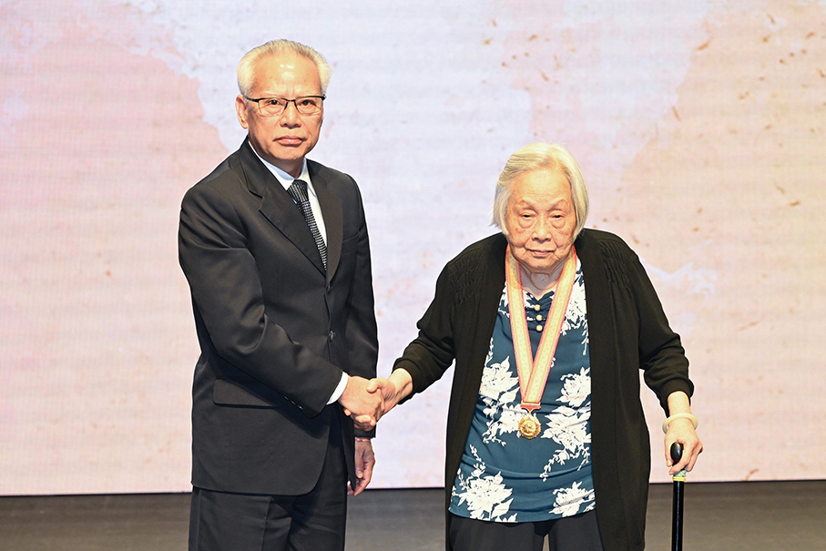 Macau Chief Executive Sam Hou Fai presents medals to families of martyrs of War of Resistance Against Japanese Aggression