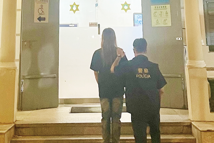 Macau police nab local woman for stealing 2 smartphones 