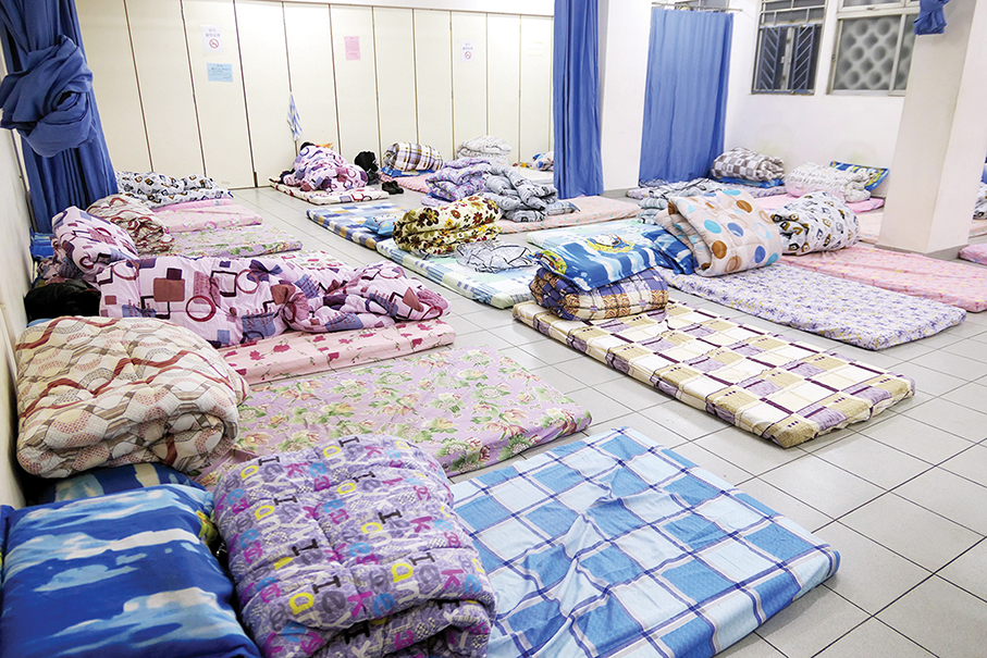 6 users seek warmth in Macau's cold shelter 