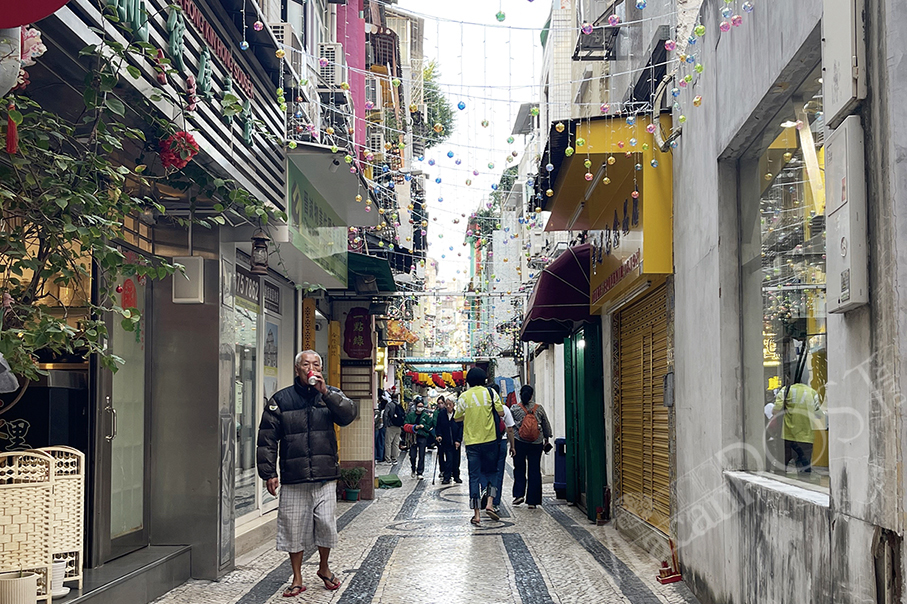 Tourists, shops have mixed reactions to ‘Laahn Gwai Lau’ light show