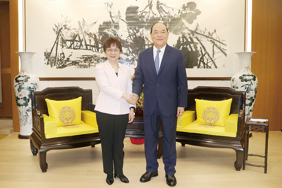 New FM Commissioner Bian pays courtesy calls to ex-CE Ho Iat Seng, Chui Sai On