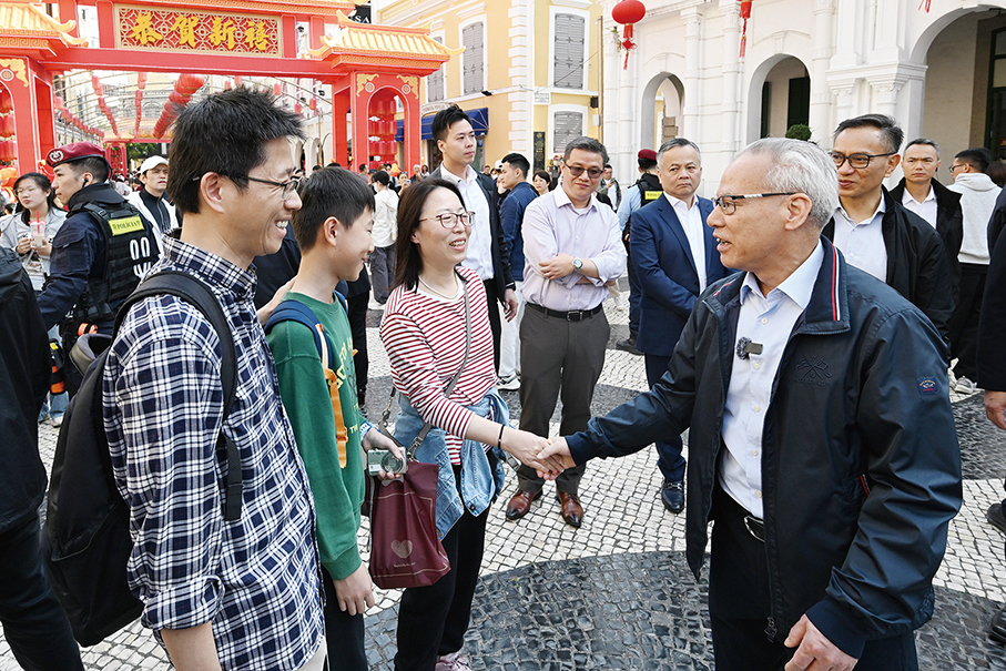 Sam visits shops, public facilities during CNY
