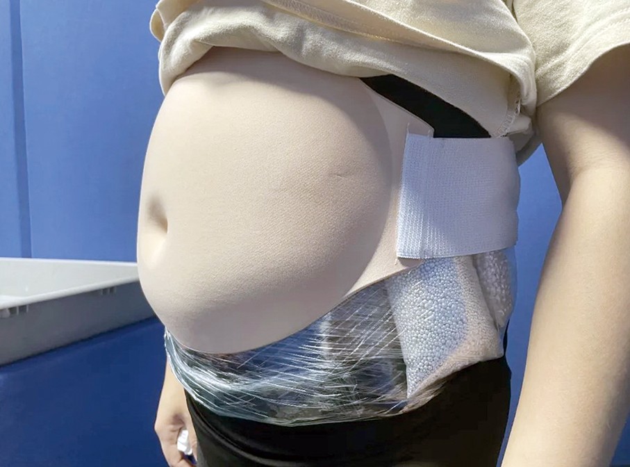 Zhuhai's Gongbei Customs seizes 19 kg of silver from ‘pregnant’ driver arriving from Macau 