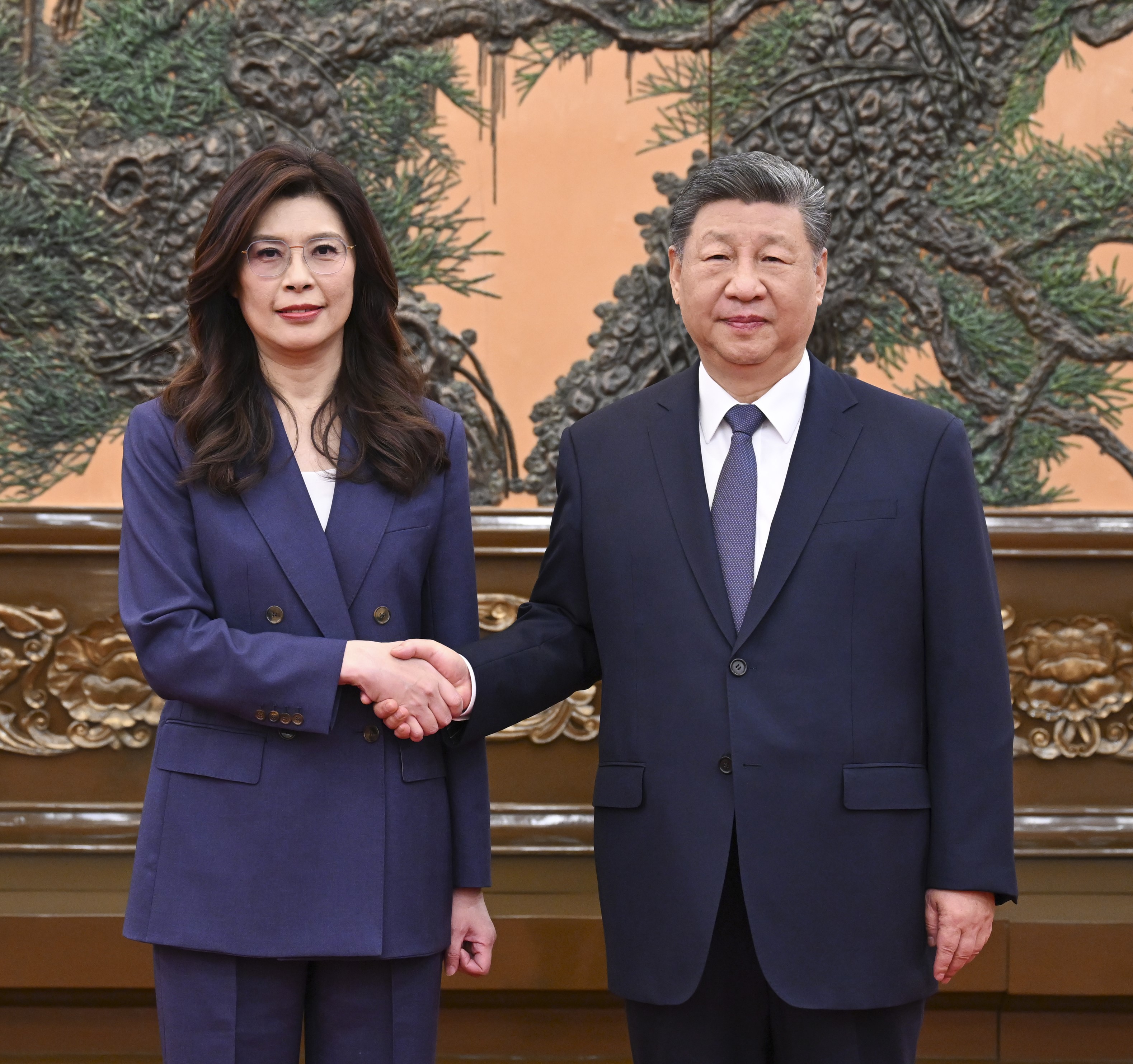    Xi meets KMT leader Cheng Li-wun in Beijing